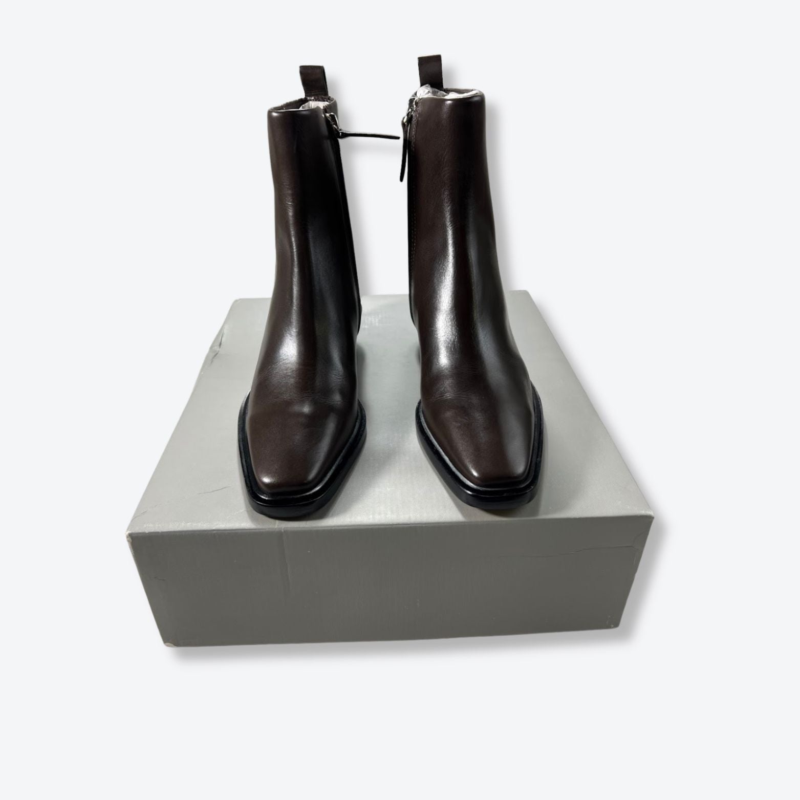 Everlane Footwear New/Returns Men's & Women's Wholesale - Boutique by the Box Wholesale for Resellers